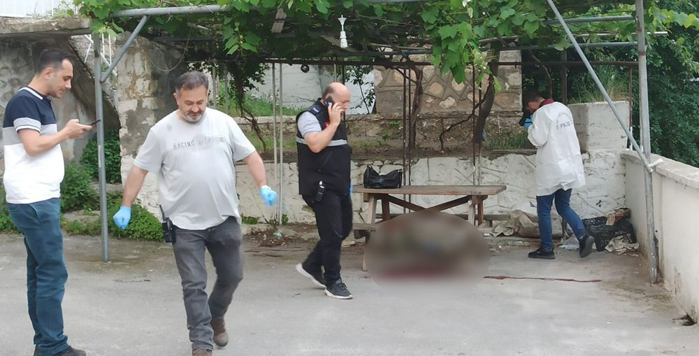 Bursa'da site içinde kan donduran olay! Sesi duyan telefona sarıldı peş peşe ateşledi
