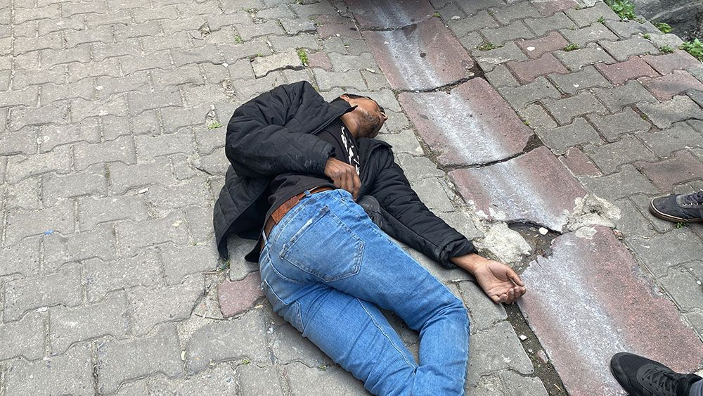 İstanbul’da akıl almaz olay! Hırsız kaçtığı çatıdan çocuğun üstüne düştü