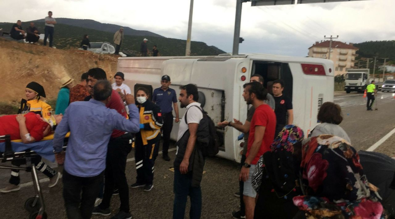 Antalya'da turistleri taşıyan midibüs devrildi! Çok sayıda yaralı var