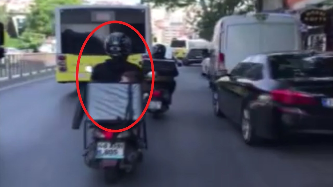 İstanbul'da şaşırtan anlar! Çocuğun motosiklet sepetindeki tehlikeli yolculuğu kameraya yansıdı