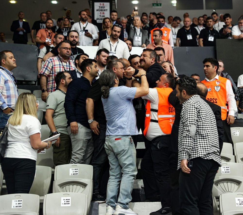 Beşiktaş olağan idari ve mali genel kurulunda ortalık fena karıştı! Ahmet Nur Çebi'den de sert tepki