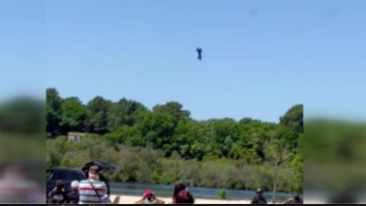  Fransa’da “uçan adam” Zapata, 15 metre yüksekten göle çakıldı