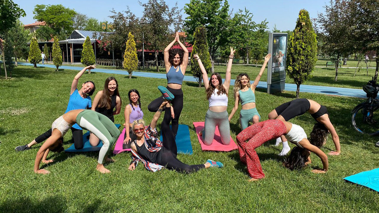 Parkta yoga yapan kadınlara güvenlik engeli! CİMER’e şikayet ettiler yapamazsınız