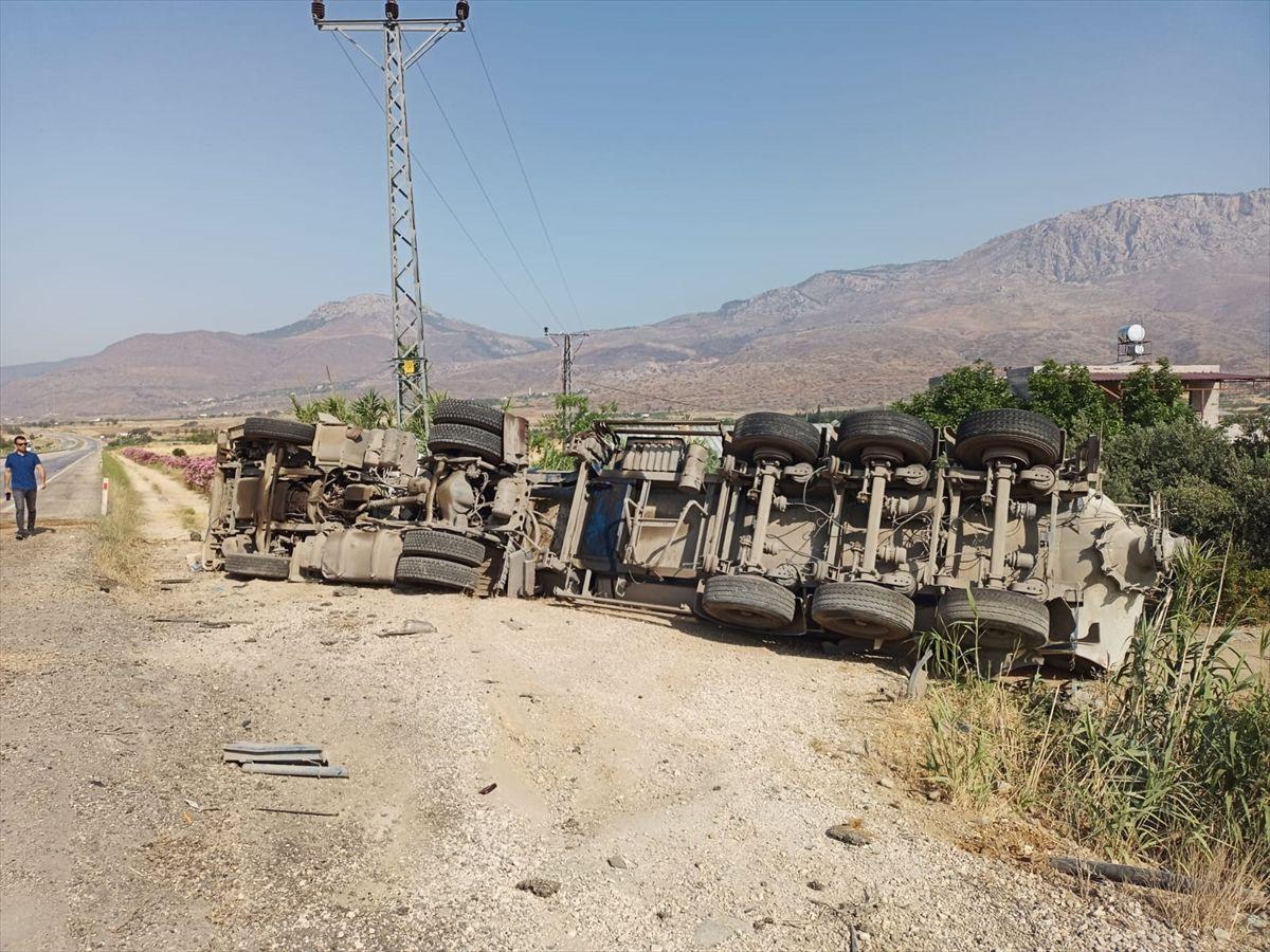 Öğrenci servisiyle tır çarpıştı korkunç kaza