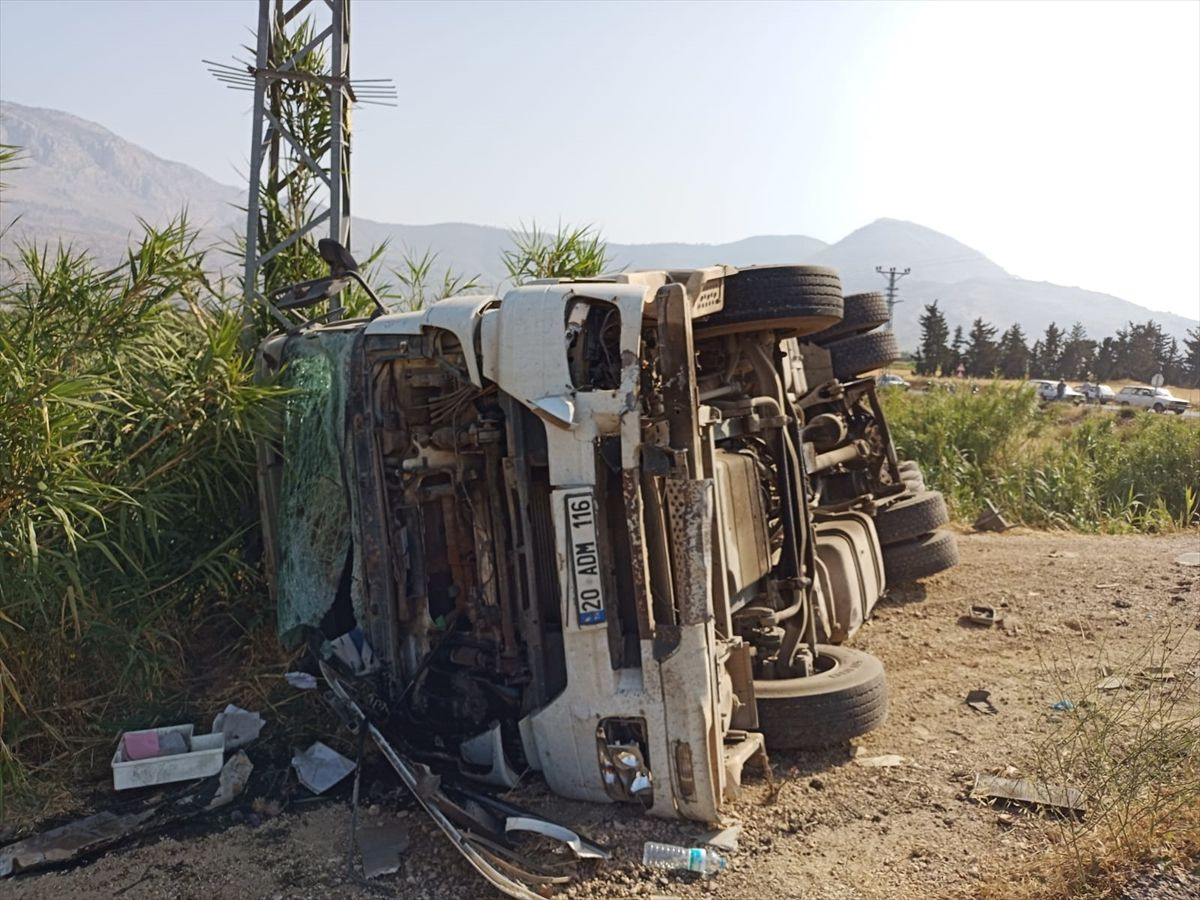 Öğrenci servisiyle tır çarpıştı korkunç kaza