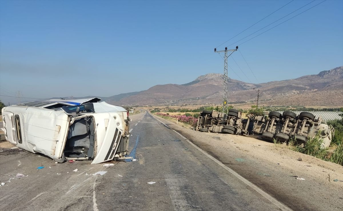 Öğrenci servisiyle tır çarpıştı korkunç kaza