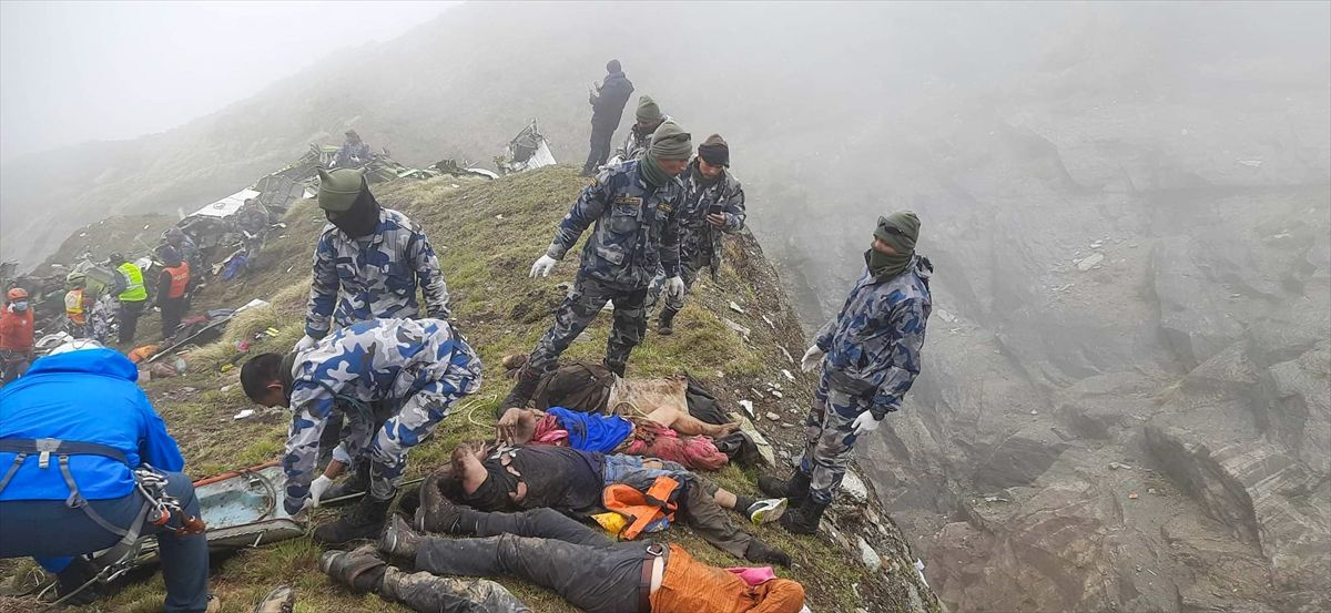 Nepal dağlarında kaybolan uçağın enkazı bulundu! 16 kişinin cansız bedeni bulundu