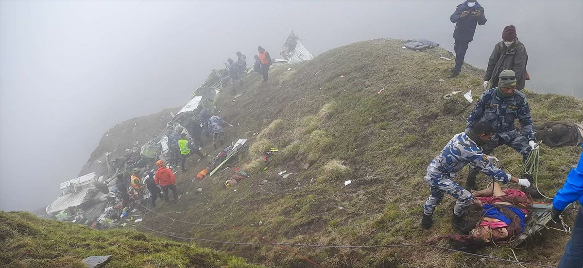 Nepal dağlarında kaybolan uçağın enkazı bulundu! 16 kişinin cansız bedeni bulundu