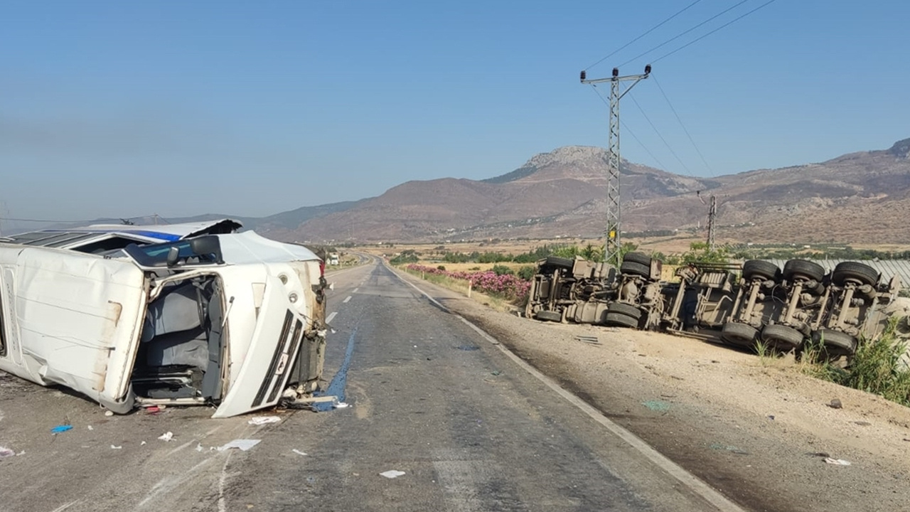 Öğrenci servisiyle tır çarpıştı korkunç kaza