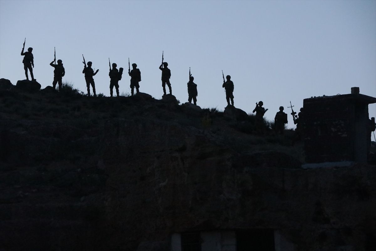 Türkiye'nin Münbiç ve Tel Rıfat operasyonu öncesi 2 bin askerle gövde gösterisi! SMO birlikleri hazır...