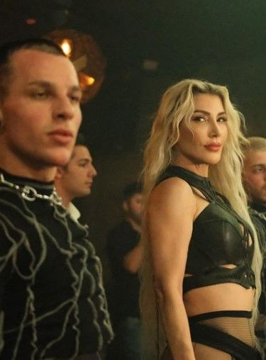 49 yaşındaki Hande Yener Madonna'ya özendi! Siyah mayosuyla büyüledi