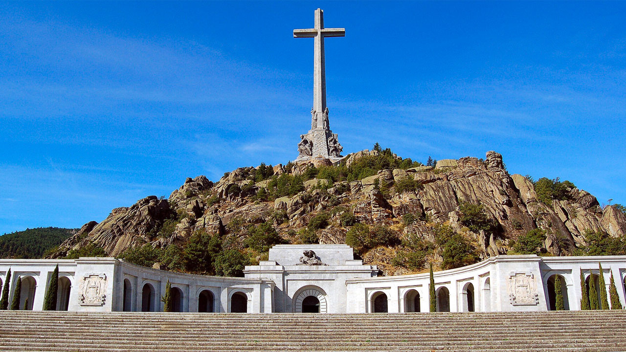 Askerlerini, diktatör Franco'nun eski mezar yerinde kutsatan yüzbaşı görevden alındı