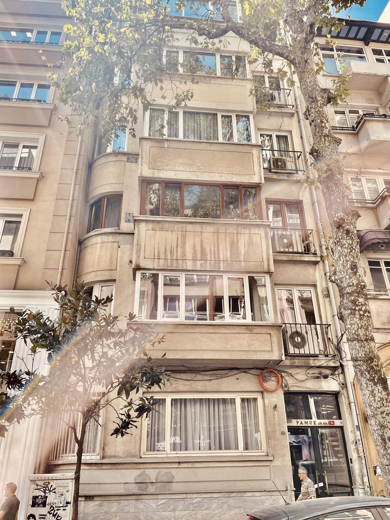 İçerisinde Orhan Pamuk'un 20 bin kitabı bulunan Pamuk apartmanı yıkılıyor!