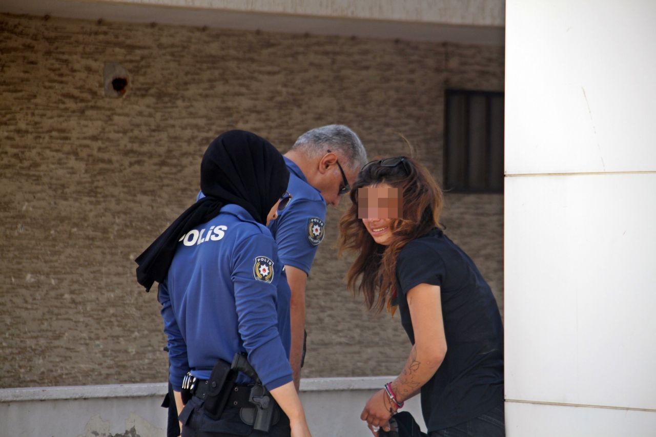 Polislere suçüstü yakalanan kadın gözyaşlarına boğuldu çevredekiler meraklı gözlerle izledi