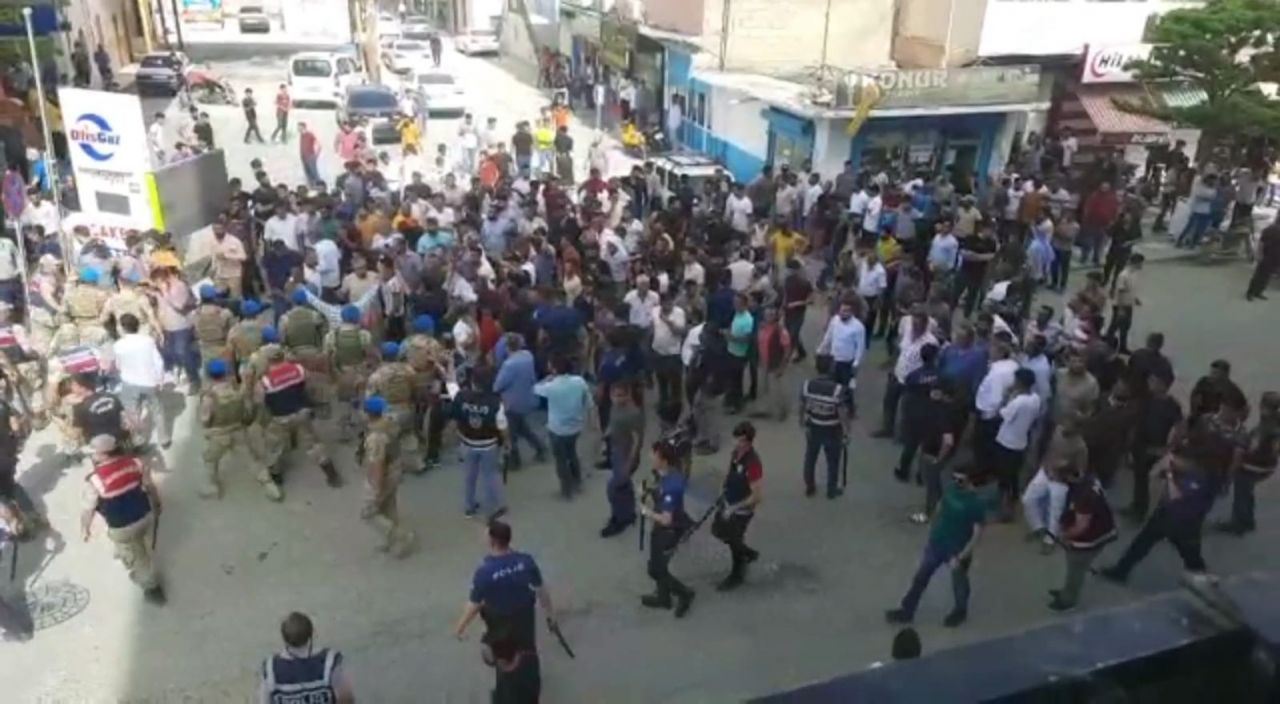 Şanlıurfa'da aşiretler şehrin göbeğinde birbirine girdi! Polis ve sivil yaralılar var