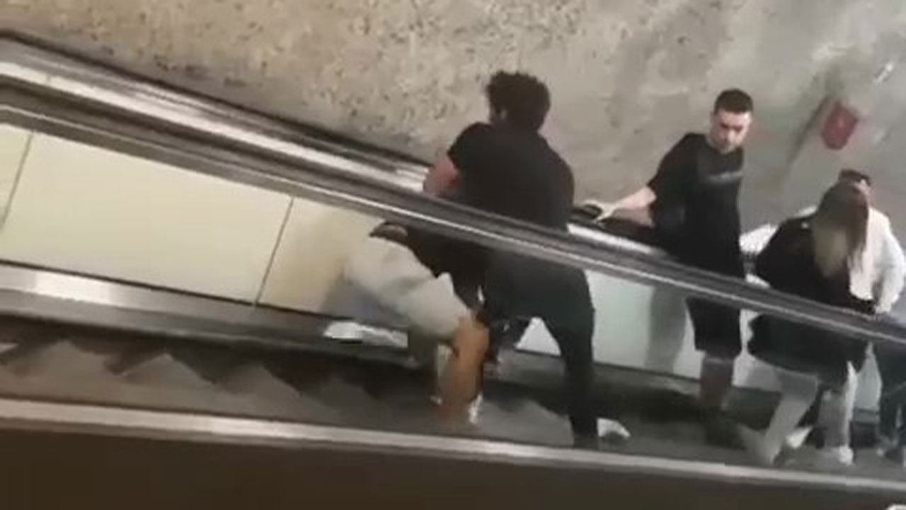 Metroda pes dedirten kavga! Yürüyen merdivenlerde yuvarlanarak yumruklaştılar