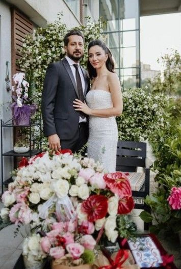 Şarkıcı ve oyuncu Öykü Gürman 3,5 yıldır birlikte olduğu romantik aşkı Fatih İçmeli ile nişanlandı