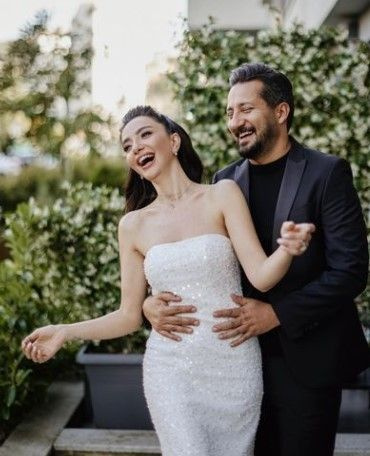 Şarkıcı ve oyuncu Öykü Gürman 3,5 yıldır birlikte olduğu romantik aşkı Fatih İçmeli ile nişanlandı