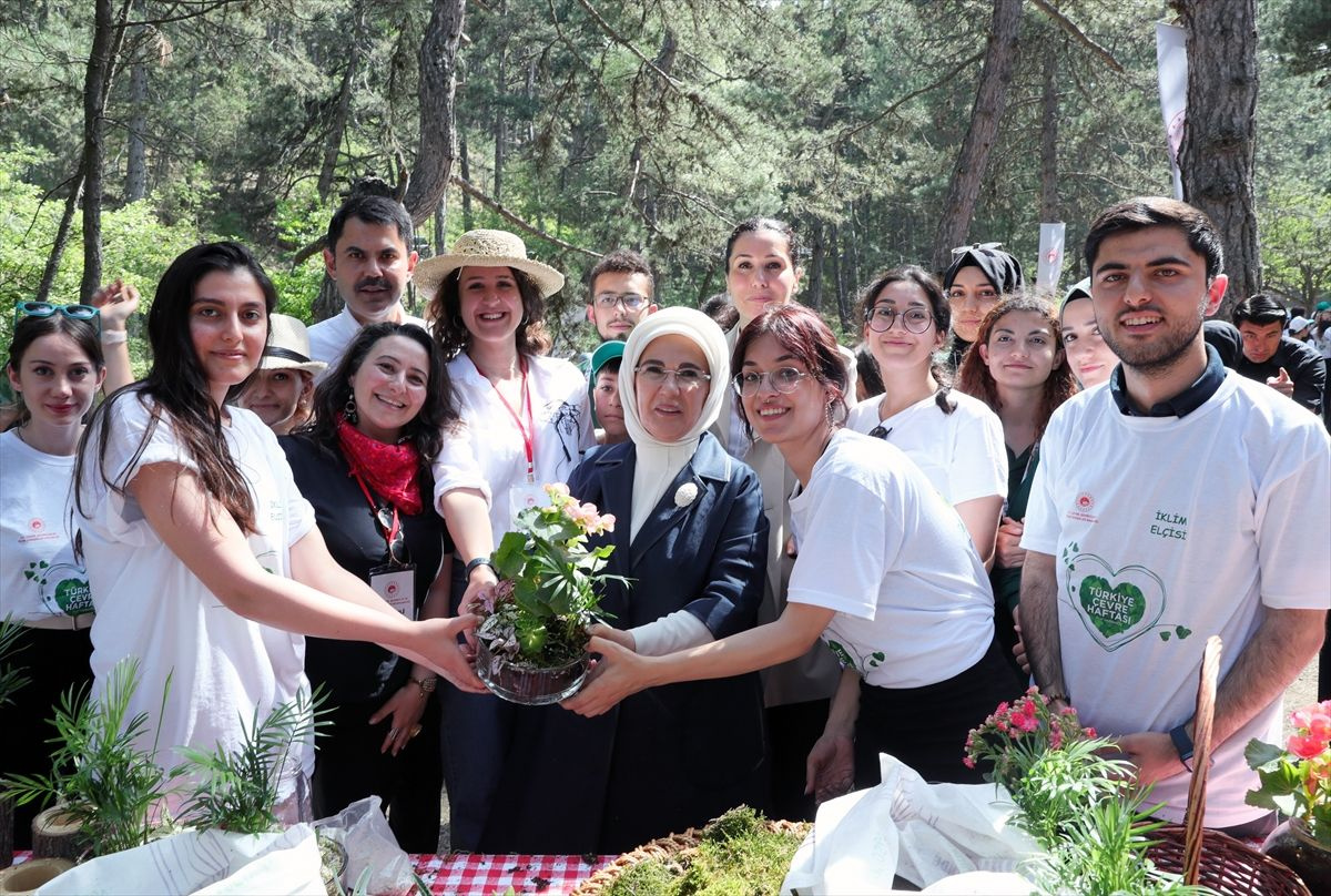 Emine Erdoğan, Kızılcahamam'da gençlerle çevre yürüyüşüne katıldı