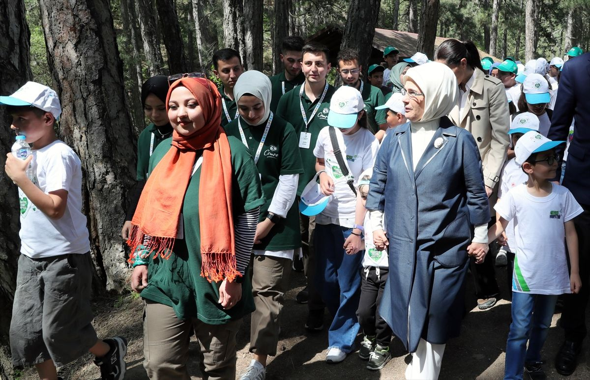 Emine Erdoğan, Kızılcahamam'da gençlerle çevre yürüyüşüne katıldı