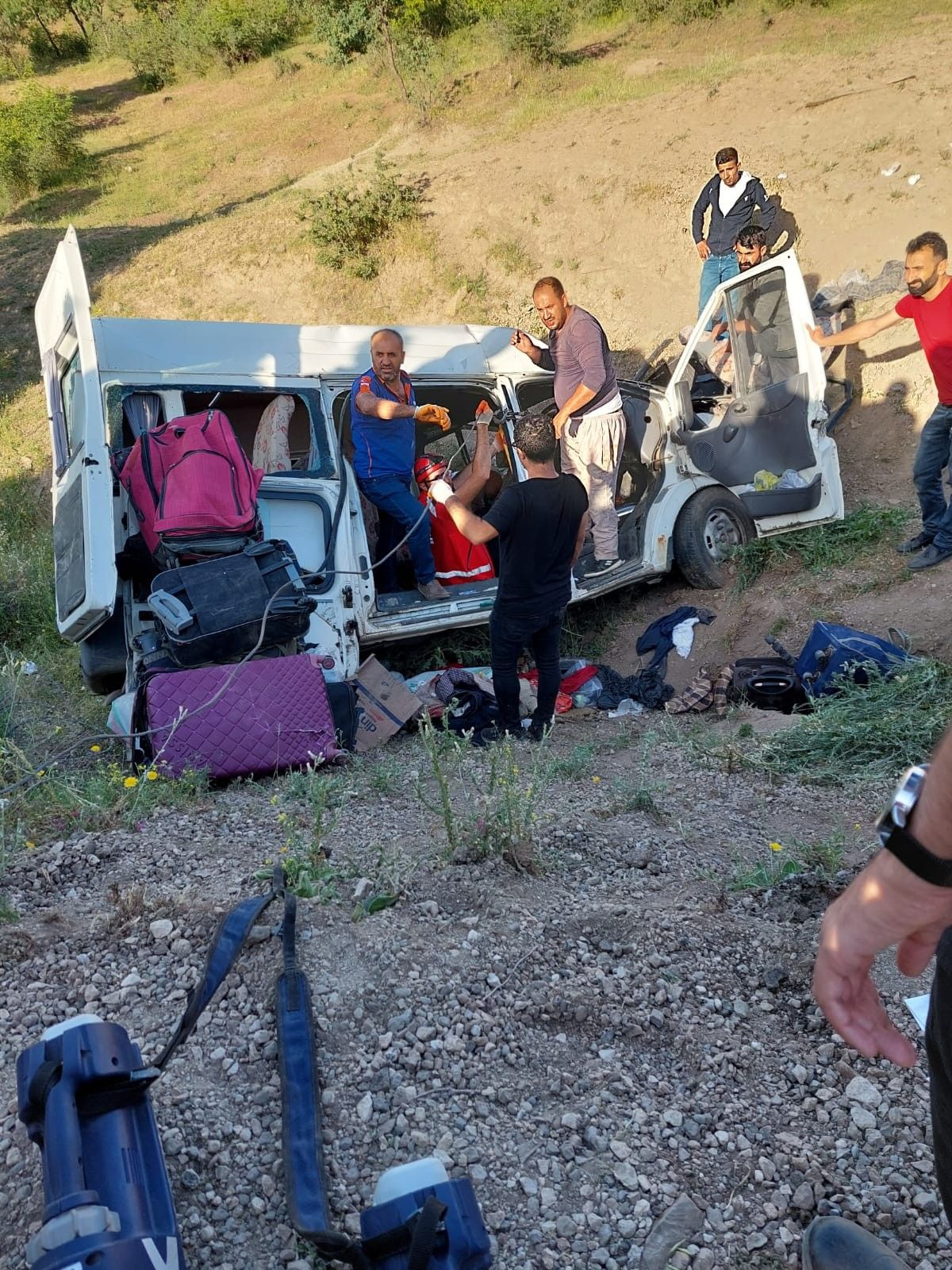 Siirt’te işçileri taşıyan minibüs uçuruma yuvarlandı! 4 kişi hayatını kaybetti yaralılar var