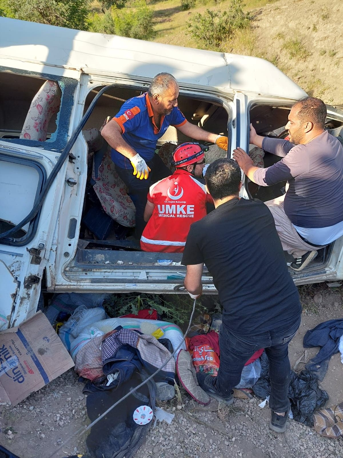 Siirt’te işçileri taşıyan minibüs uçuruma yuvarlandı! 4 kişi hayatını kaybetti yaralılar var