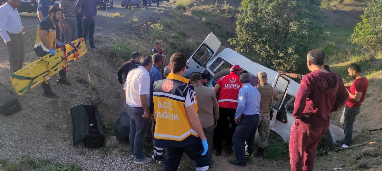 Siirt’te işçileri taşıyan minibüs uçuruma yuvarlandı! 4 kişi hayatını kaybetti yaralılar var