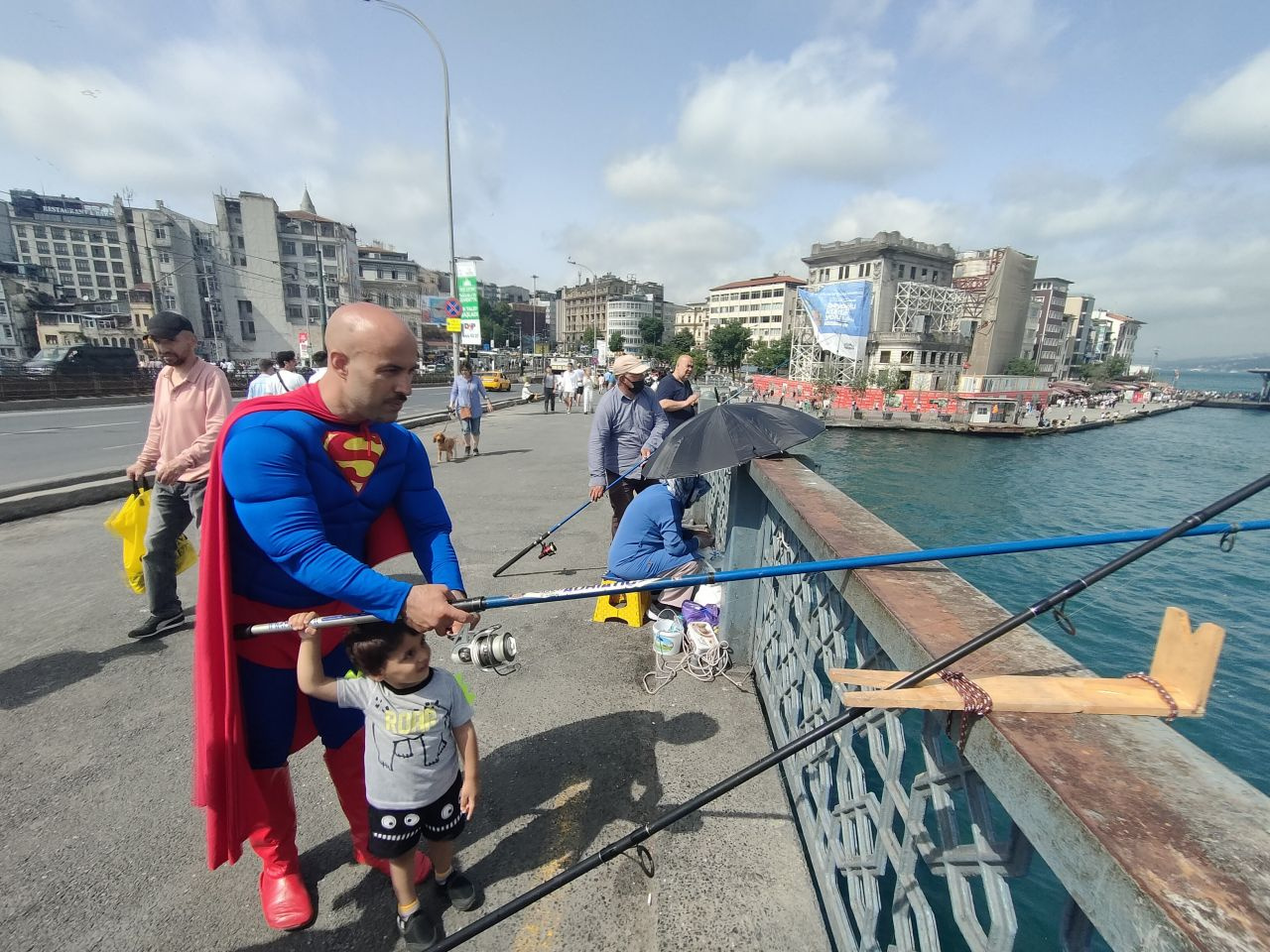 Galata'da bir garip olay... Süpermen kostümüyle balık tutmaya gitti görenler şok oldu!