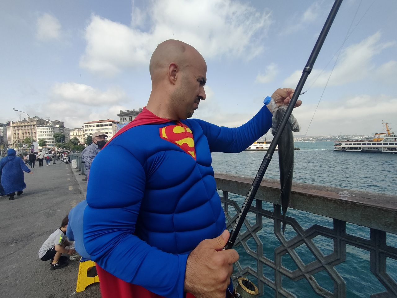 Galata'da bir garip olay... Süpermen kostümüyle balık tutmaya gitti görenler şok oldu!
