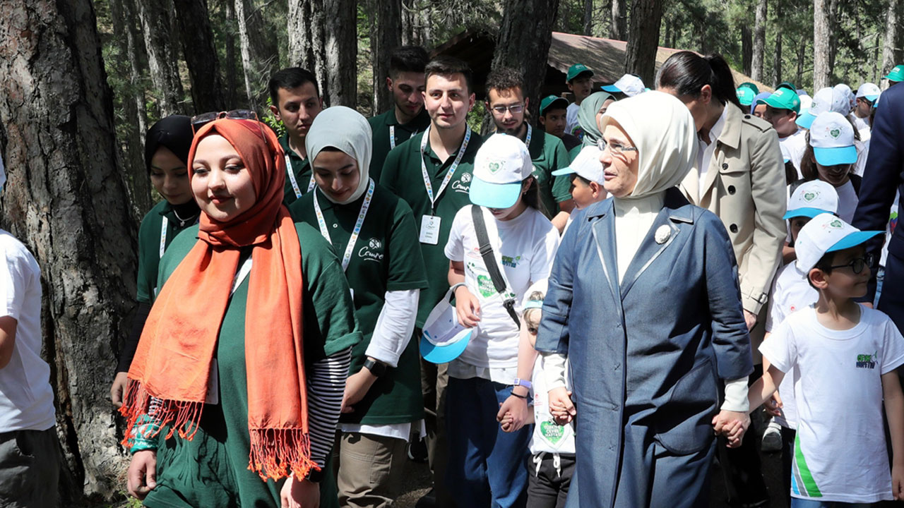 Emine Erdoğan, Kızılcahamam'da gençlerle çevre yürüyüşüne katıldı