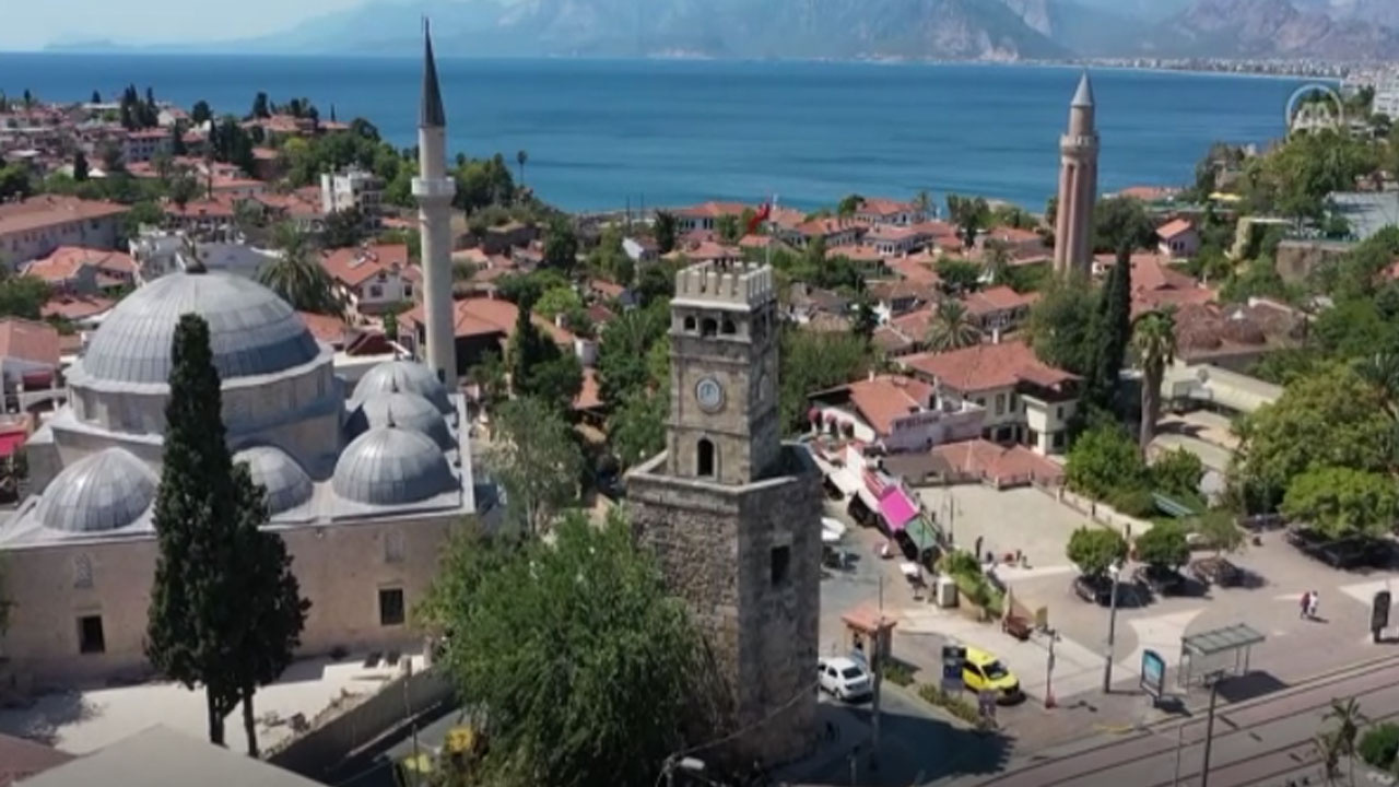 Tarihsel malzemeler yok oldu! Antalya'da Saat Kulesi'nin orijinal saatini çalıp plastiğini takmışlar