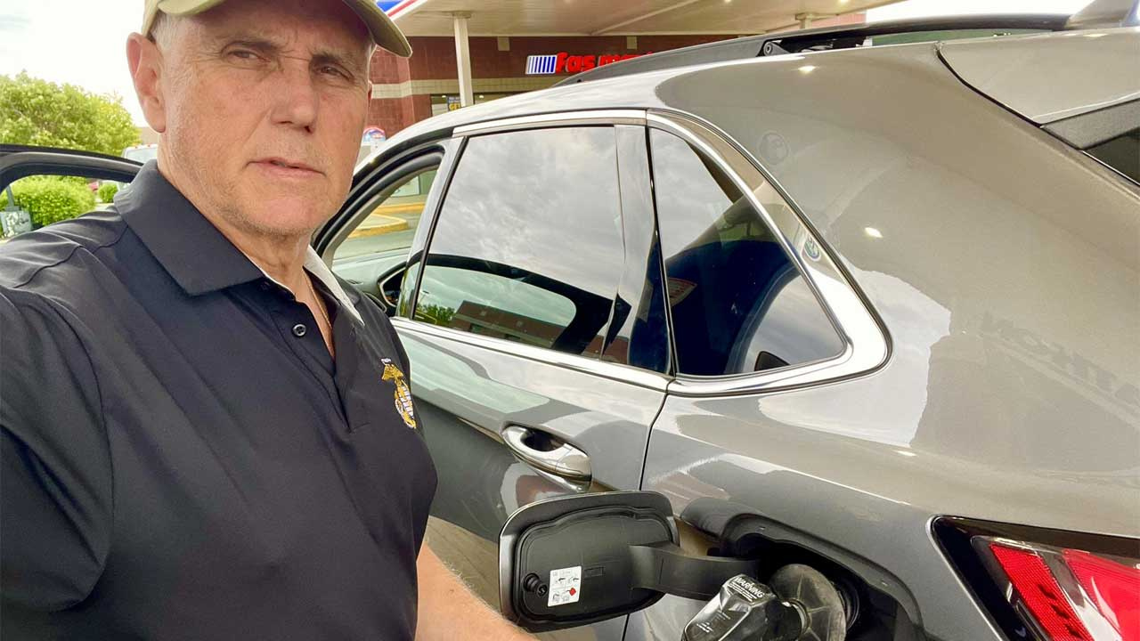 ABD'de benzinin litre fiyatı ikiye katlandı Eski ABD Başkan Yardımcısı Pence isyan etti