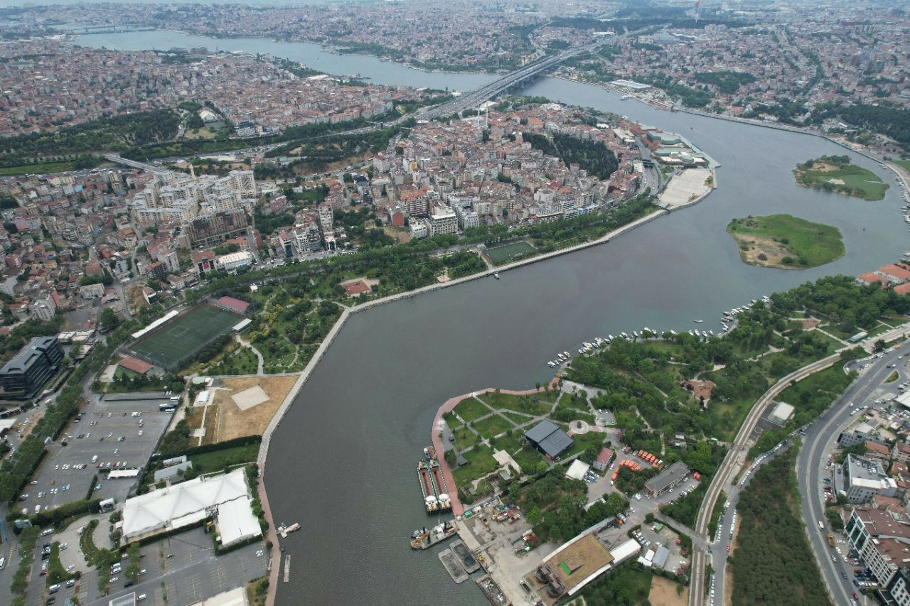 İstanbulluları korkutan görüntü! Haliç'te su kahverengiye döndü