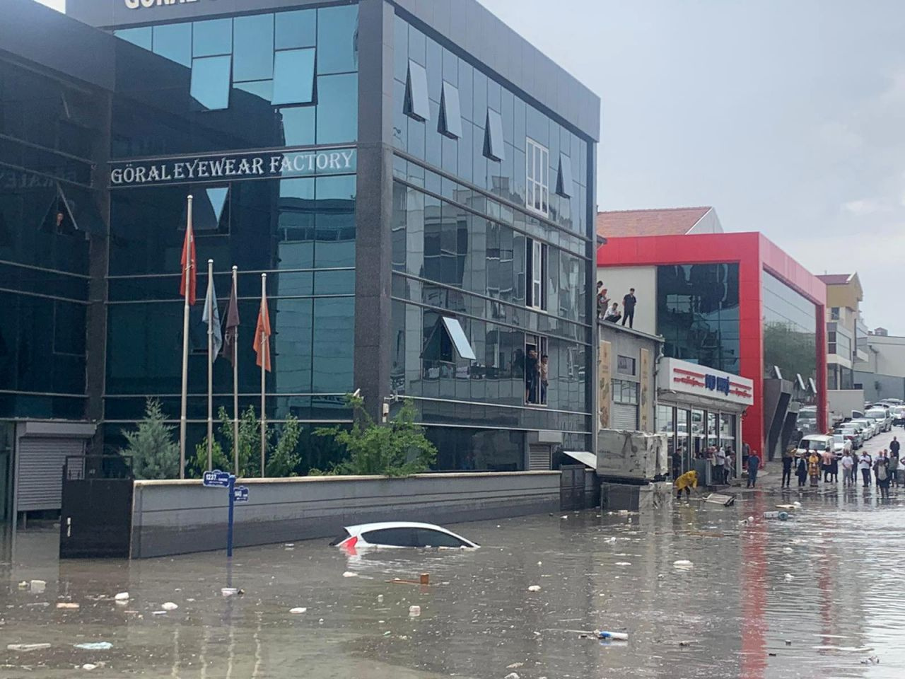Görüntüler inanılmaz! Ankara'yı sağanak fena vurdu araçlar suya gömüldü
