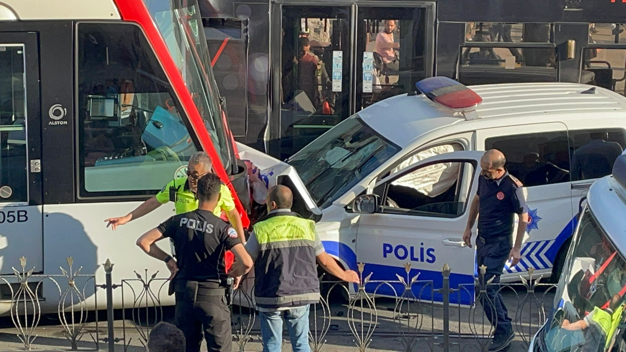 İstanbul Fatih'te tramvay ile polis aracı çarpıştı! Yaralı polisler var