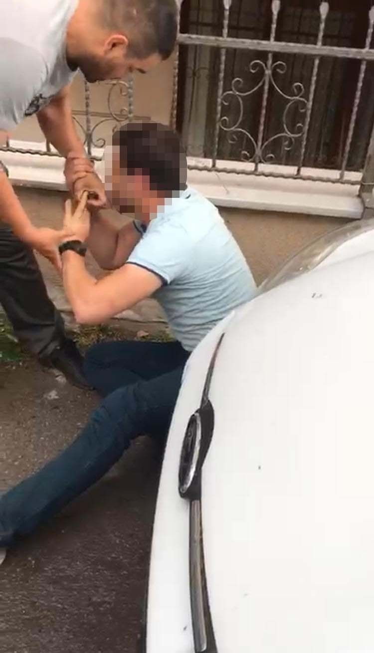 İstanbul'da banyo yapan eşini izleyen adamı kocası bastı : Elini ayağını öpeyim