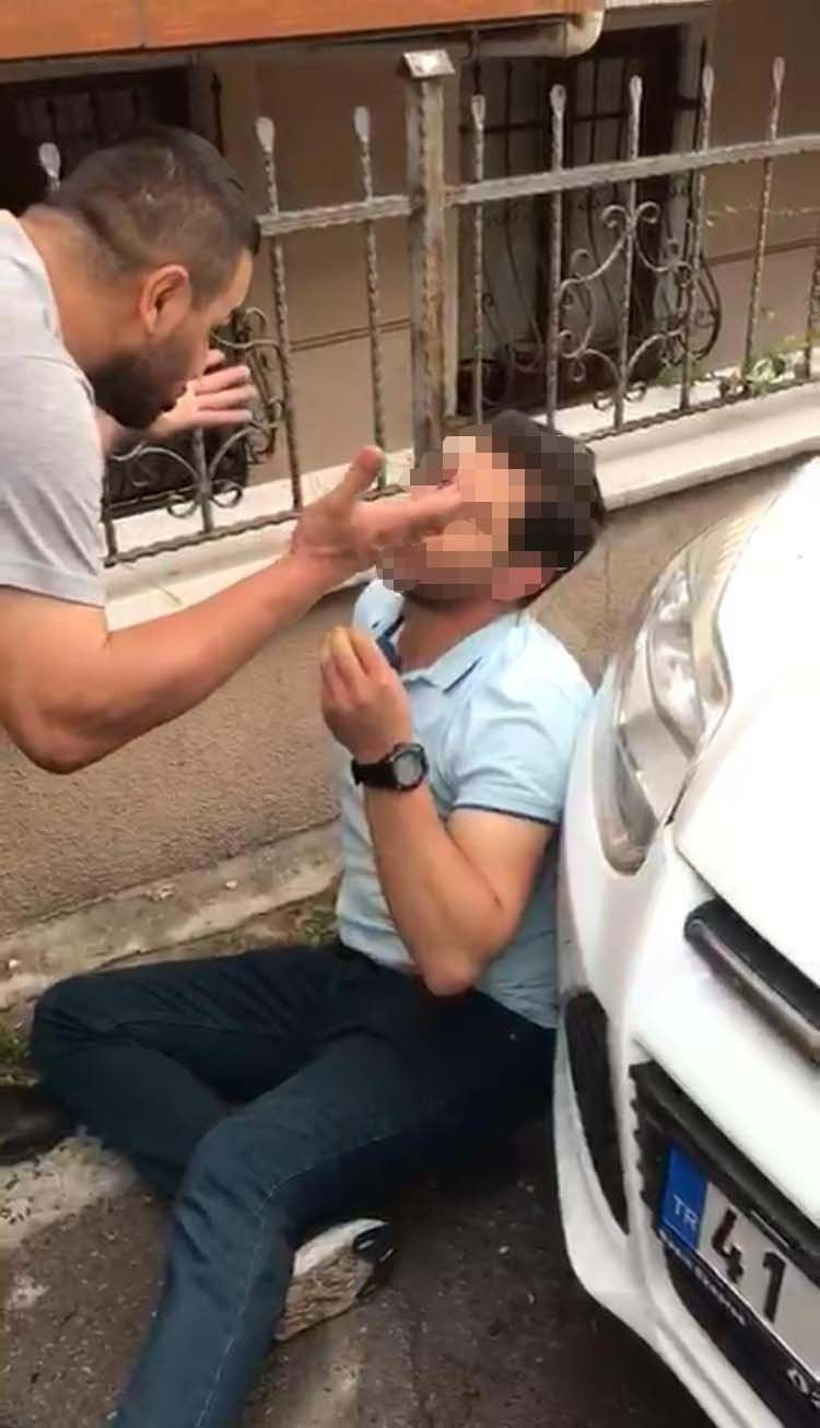İstanbul'da banyo yapan eşini izleyen adamı kocası bastı : Elini ayağını öpeyim