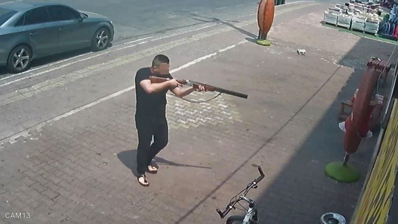 Antalya'da ucuza ekmek satan fırıncıya silahlı saldırı anı kamerada