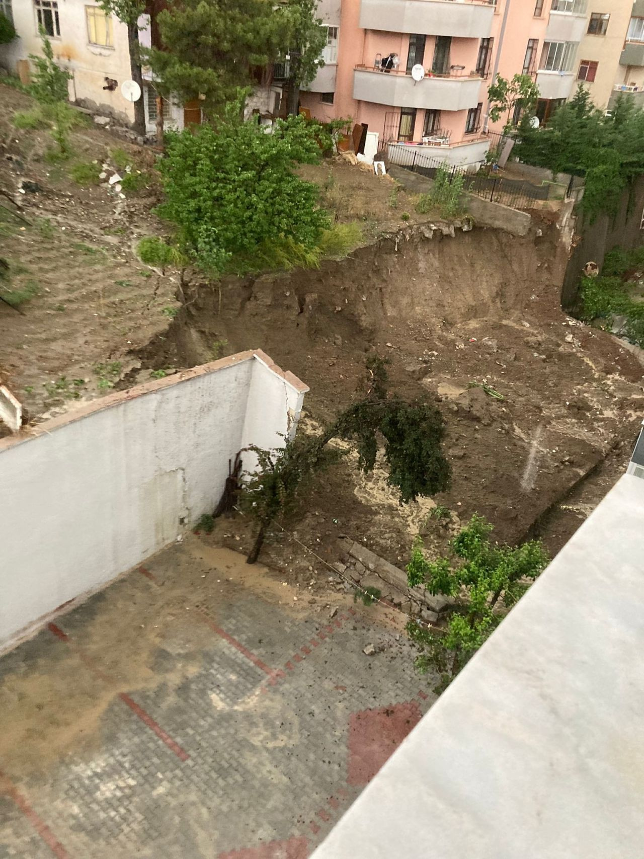 Ankara'da sağanak yağış sonrası faciadan dönüldü! Heyelan nedenile 4 apartman boşaltıldı