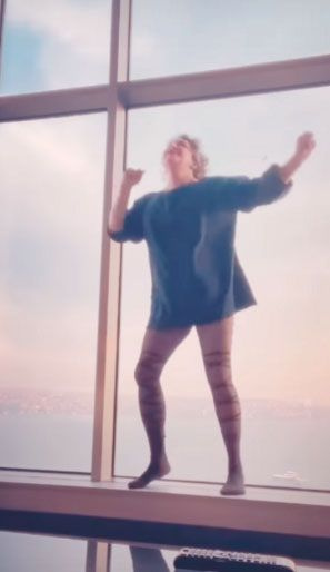 Esra Dermancıoğlu külotlu çorabıyla dans etti videosu sosyal medyanın diline düştü