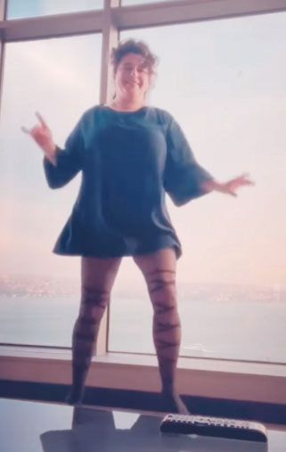 Esra Dermancıoğlu külotlu çorabıyla dans etti videosu sosyal medyanın diline düştü
