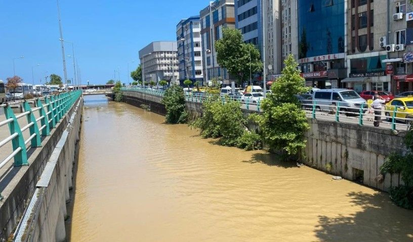 Zonguldak'ta dereler renk değiştirdi! Sular artık sarı akıyor