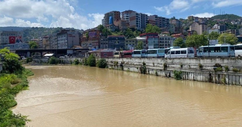 Zonguldak'ta dereler renk değiştirdi! Sular artık sarı akıyor