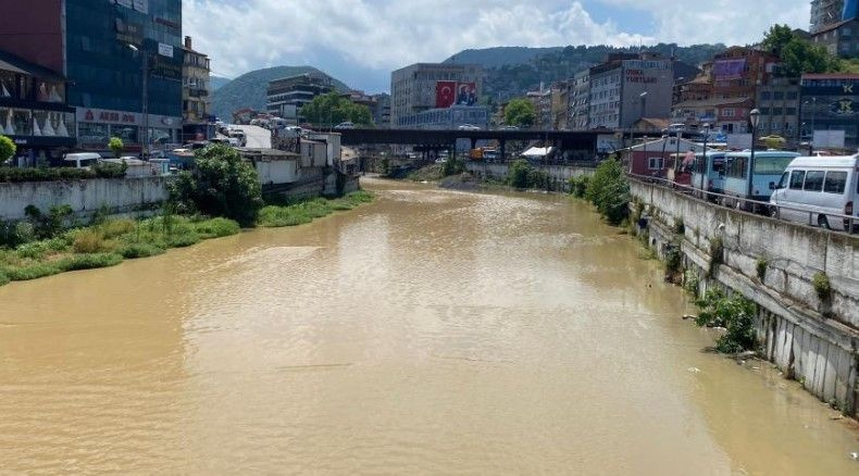 Zonguldak'ta dereler renk değiştirdi! Sular artık sarı akıyor