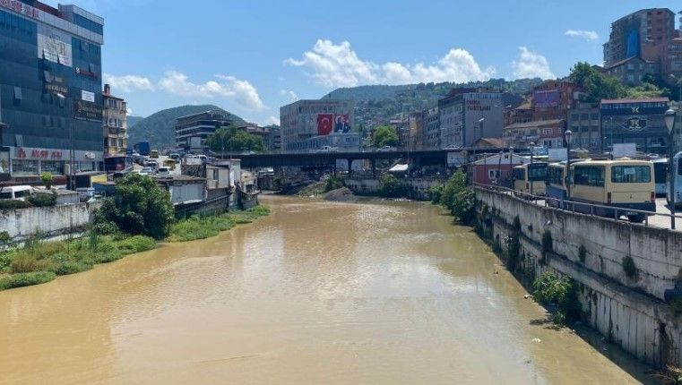 Zonguldak'ta dereler renk değiştirdi! Sular artık sarı akıyor