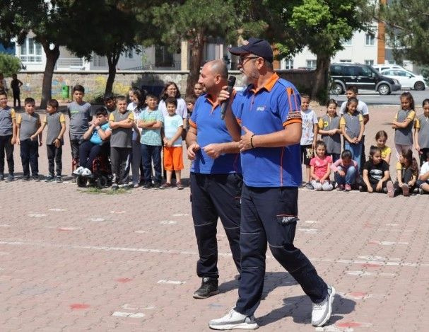 Kayseri'de minik AFAD gönüllüleri iş başında! Böyle gönüllüler görmediniz!