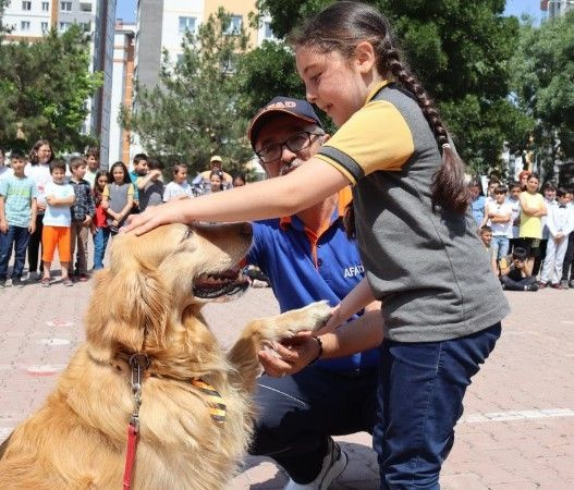 Kayseri'de minik AFAD gönüllüleri iş başında! Böyle gönüllüler görmediniz!