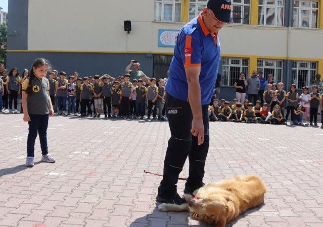 Kayseri'de minik AFAD gönüllüleri iş başında! Böyle gönüllüler görmediniz!