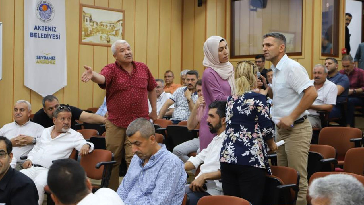 HDP'li üyelerin bazıları İstiklal Marşı'nı okumadı belediye meclisi karıştı
