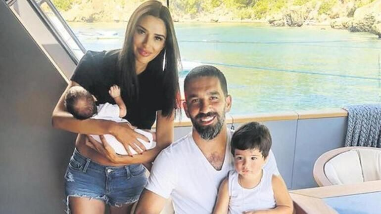 Arda Turan tatil sezonunu ailesiyle Marmaris'te açtı'